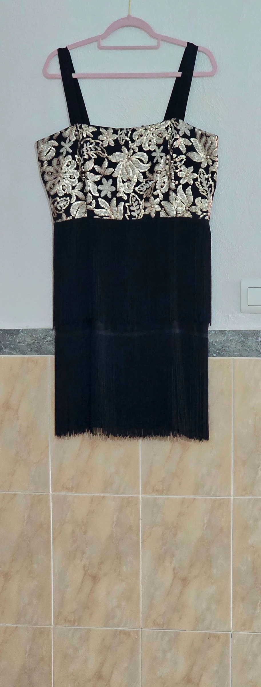 Vestido negro con lentejuelas y flecos